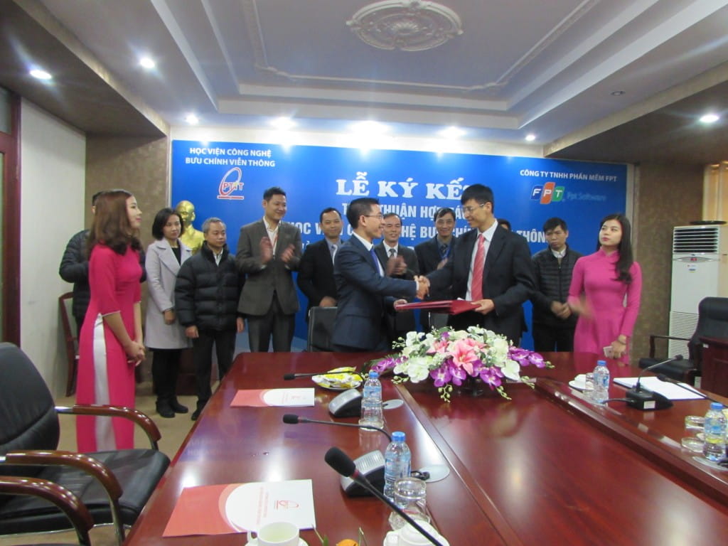 FPT Software CEO signs agreement to train IT resources with Posts & Telecommunications Institute