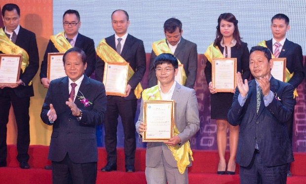 FPT Software Vice President Do Van Khac (middle) representing the company to receive the Sao Khue award from VINASA