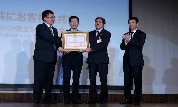 FPT Japan Director Tran Xuan Khoi (middle) receives certificate of merit