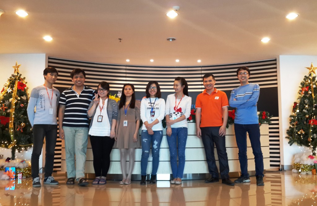 Bui Quang Hieu (second from the right) named winner among best articles for "My 1B2020" contest